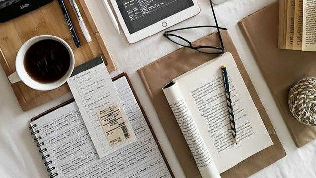 قاعة دراسية مجهزة تعكس أهمية البيئة الصفية في تصميم الجدول المدرسي