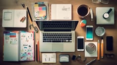 Coordenadora escolar a planear o horário do novo ano letivo com documentos e ferramenta digital de g