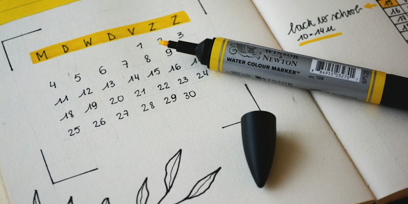Equipo directivo de un centro educativo planificando las sesiones del consejo escolar en un calendar