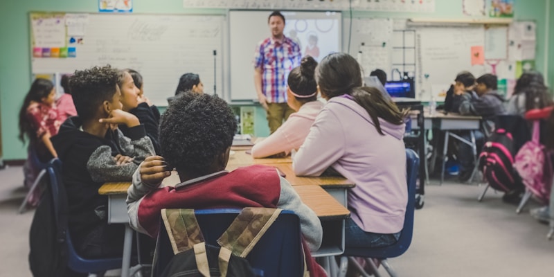 Equipo directivo de un centro educativo planificando los tiempos de claustro y formación docente en 