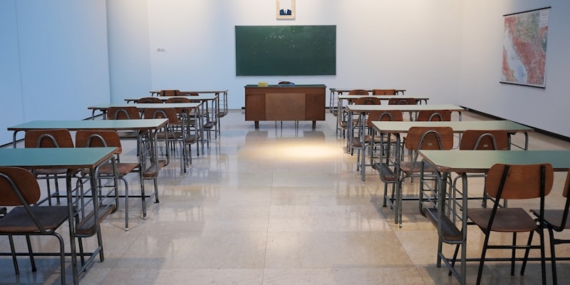 Administrador escolar a planear a gestão de horários de laboratórios e salas especializadas numa ins
